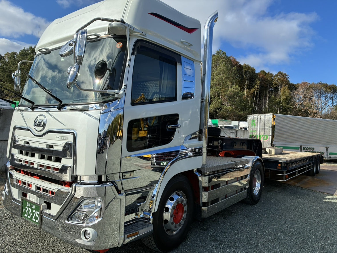 低床セミトレーラーけん引車